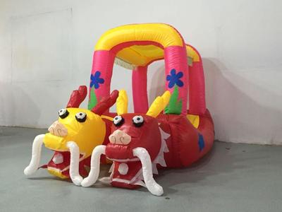 廠家直銷廣場游樂兒童玩具車 雙龍加蓬氣模充氣電瓶車圖片大全